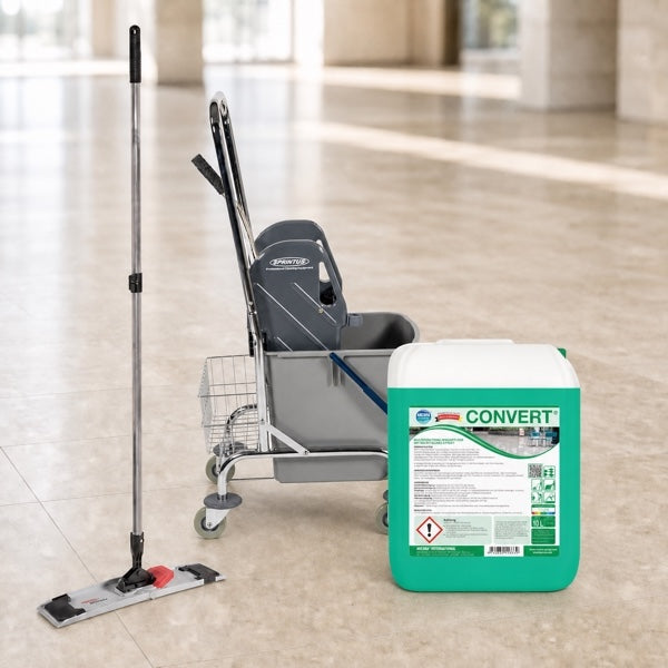 Wischpflege mit professionellem Wischwagen und Klapphalter auf hellem Steinboden.