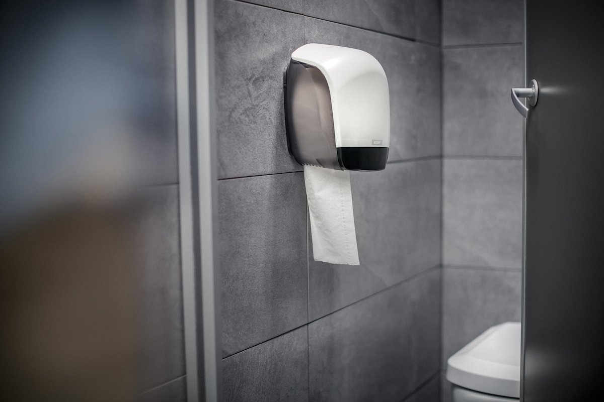 weisser jumbotoilettenpapier gefüllt mit toilettenpapier